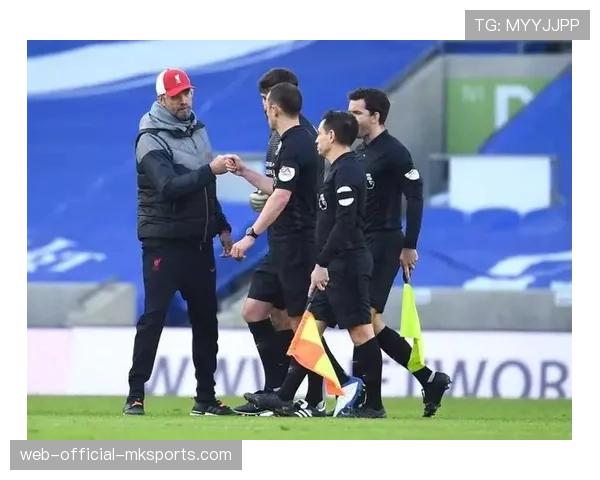 布莱顿邓克头球回传失误送礼,后场出球环节存在明显隐患 布莱顿邓克头球回传失误送礼,后场出球环节存在明显隐患